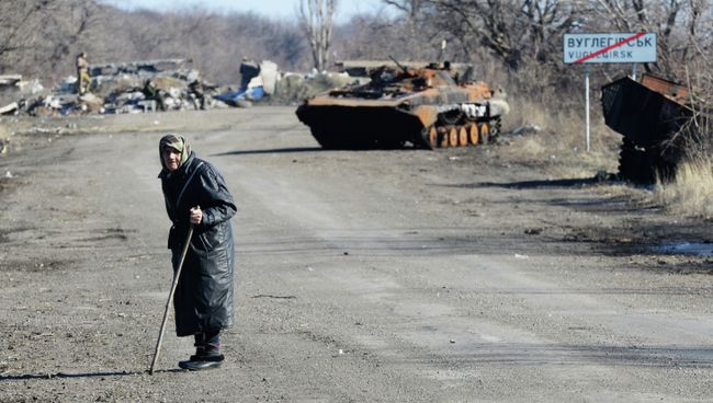 Сгоревшая военная техника на дороге из Углегорска в Дебальцево. Архивное фото Сгоревшая военная техника на дороге из Углегорска в Дебальцево. Архивное фото