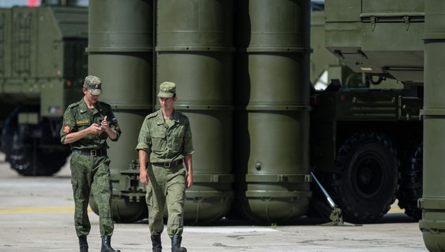 Военнослужащие у зенитно-ракетной системы. Архивное фото