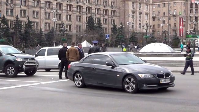 Пикап батальона Азов протаранил машину сына Порошенко Пикап батальона Азов протаранил машину сына Порошенко