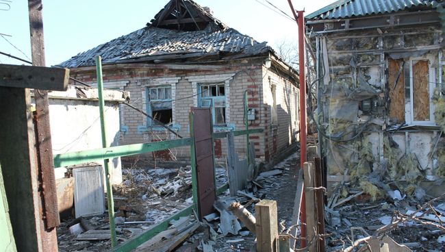 Разрушенные в результате обстрела частные жилые дома в городе Горловке на Донбассе. Архивное фото Разрушенные в результате обстрела частные жилые дома в городе Горловке на Донбассе. Архивное фото
