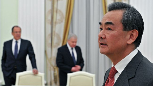 инистр иностранных дел Китая Ван И перед началом встречи в Кремле с президентом России Владимиром Путиным инистр иностранных дел Китая Ван И перед началом встречи в Кремле с президентом России Владимиром Путиным