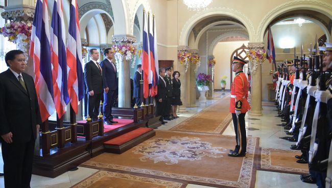 Председатель правительства России Дмитрий Медведев (второй слева) на церемонии официальной встречи премьер-министром Тайланда Праютой Чан-Очой (третий слева) в Доме правительства Тайланда Председатель правительства России Дмитрий Медведев (второй слева) на церемонии официальной встречи премьер-министром Тайланда Праютой Чан-Очой (третий слева) в Доме правительства Тайланда