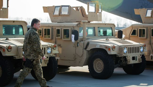 Петр Порошенко осматривает автомобили HMMWV в аэропорту Борисполь, архивное фото Петр Порошенко осматривает автомобили HMMWV в аэропорту Борисполь, архивное фото