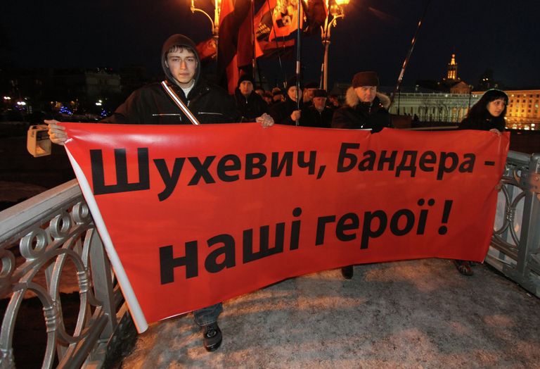 Участники факельного шествия в честь 60-летия гибели командира УПА Романа Шухевича. Архивное фото