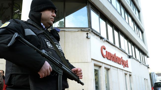 Полицейский возле офиса газеты Cumhuriyet в Стамбуле, Турция. Архивное фото