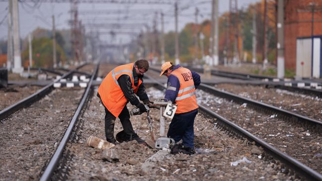 Рабочие восстанавливают железнодорожные пути. Архивное фото Рабочие восстанавливают железнодорожные пути. Архивное фото