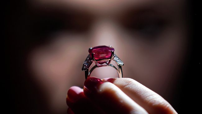 Сотрудница аукционного дома Sotheby позирует с редким бирманским рубином