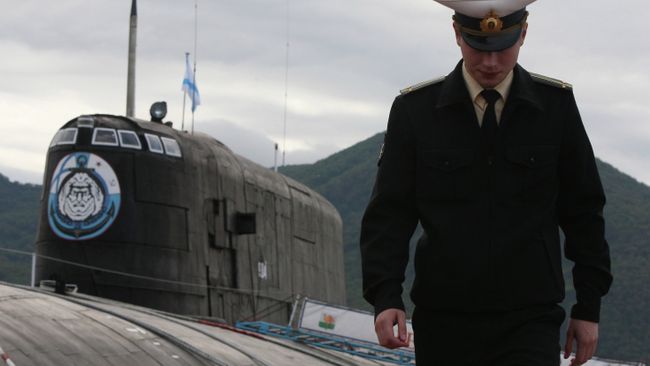 Офицер у атомной подводной лодки проекта 949А Антей в Вилючинске Офицер у атомной подводной лодки проекта 949А Антей в Вилючинске
