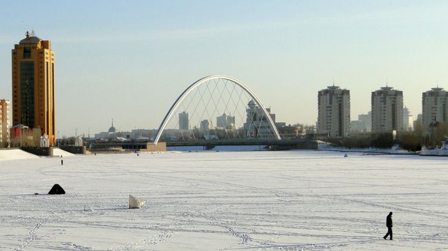 Вид на мост через реку Есиль в Астане. Архивное фото Вид на мост через реку Есиль в Астане. Архивное фото