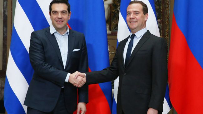 Председатель правительства РФ Д.Медведев и премьер-министр Греции Алексис Ципрас. Архивное фото Председатель правительства РФ Д.Медведев и премьер-министр Греции Алексис Ципрас. Архивное фото