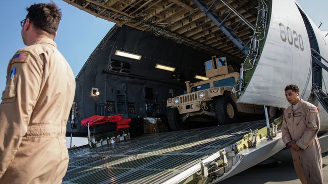 Самолет Военно-воздушных сил США с партией американских бронированных автомобилей в аэропорту Киева