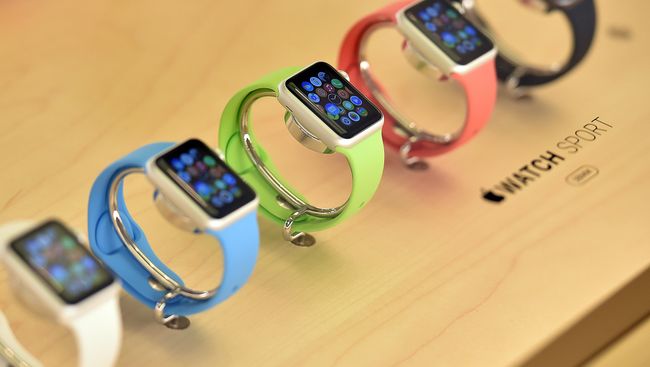 Часы Apple демонстрируются в в одном из Apple Store, Сидней. Апрель 2015