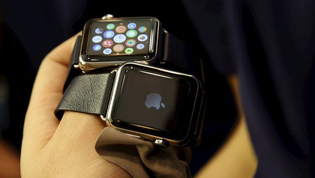 Сотрудник Apple Store в Пекине демонстрирует часы Apple. Апрель 2015
