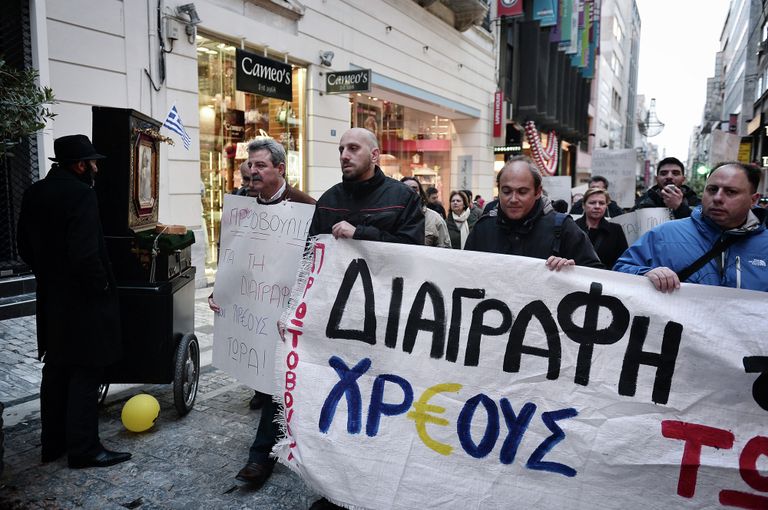 Участники акции в Афинах с требованием списать долг Греции. 2015 год 