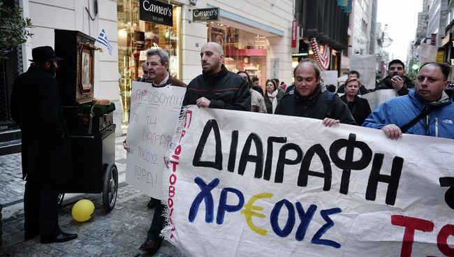 Участники акции в Афинах с требованием списать долг Греции. 9 апреля 2015 Участники акции в Афинах с требованием списать долг Греции. 9 апреля 2015