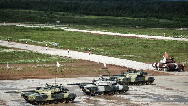 Показательные выступления Танковый балет на танках Т-90 в исполнении военнослужащих Кантемировской танковой дивизии. Архивное фото Показательные выступления Танковый балет на танках Т-90 в исполнении военнослужащих Кантемировской танковой дивизии. Архивное фото
