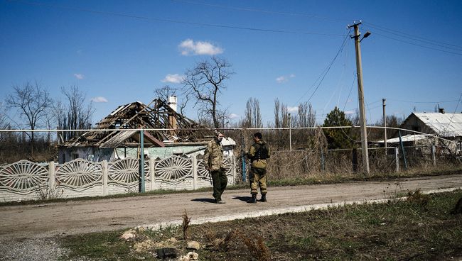 Ополченцы ДНР на фоне разрушенных построек в поселке Спартак в Донецкой области. Архивное фото Ополченцы ДНР на фоне разрушенных построек в поселке Спартак в Донецкой области. Архивное фото