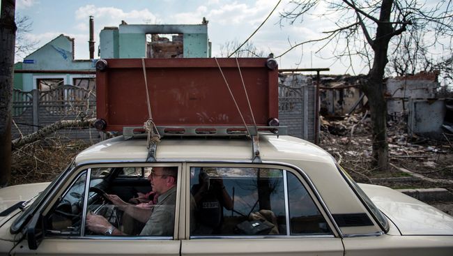 Житель покидает место боевых действий, архивное фото