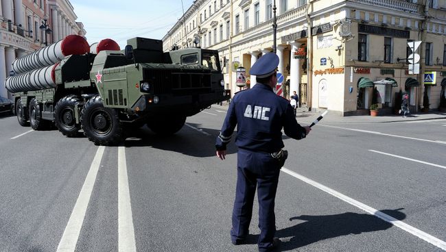 Зенитно-ракетный комплекс С-300 на улице Москвы. Архивное фото