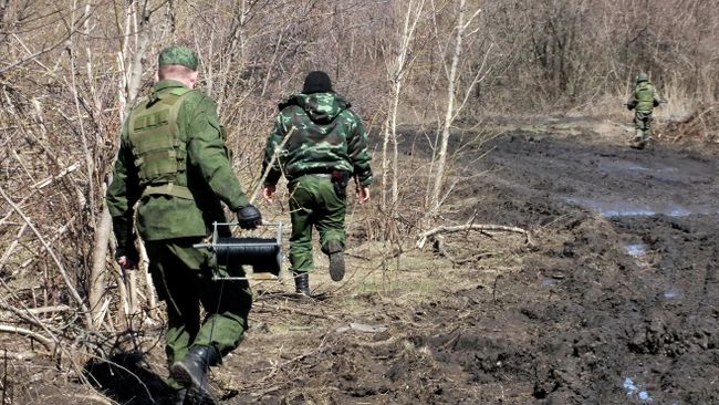 Обезвреживание неразорвавшихся боеприпасов на территории ДНР. Архивное фото Обезвреживание неразорвавшихся боеприпасов на территории ДНР. Архивное фото