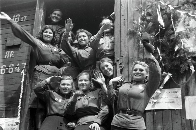 Демобилизованные девушки, уезжающие из Германии на Родину Демобилизованные девушки, уезжающие из Германии на Родину