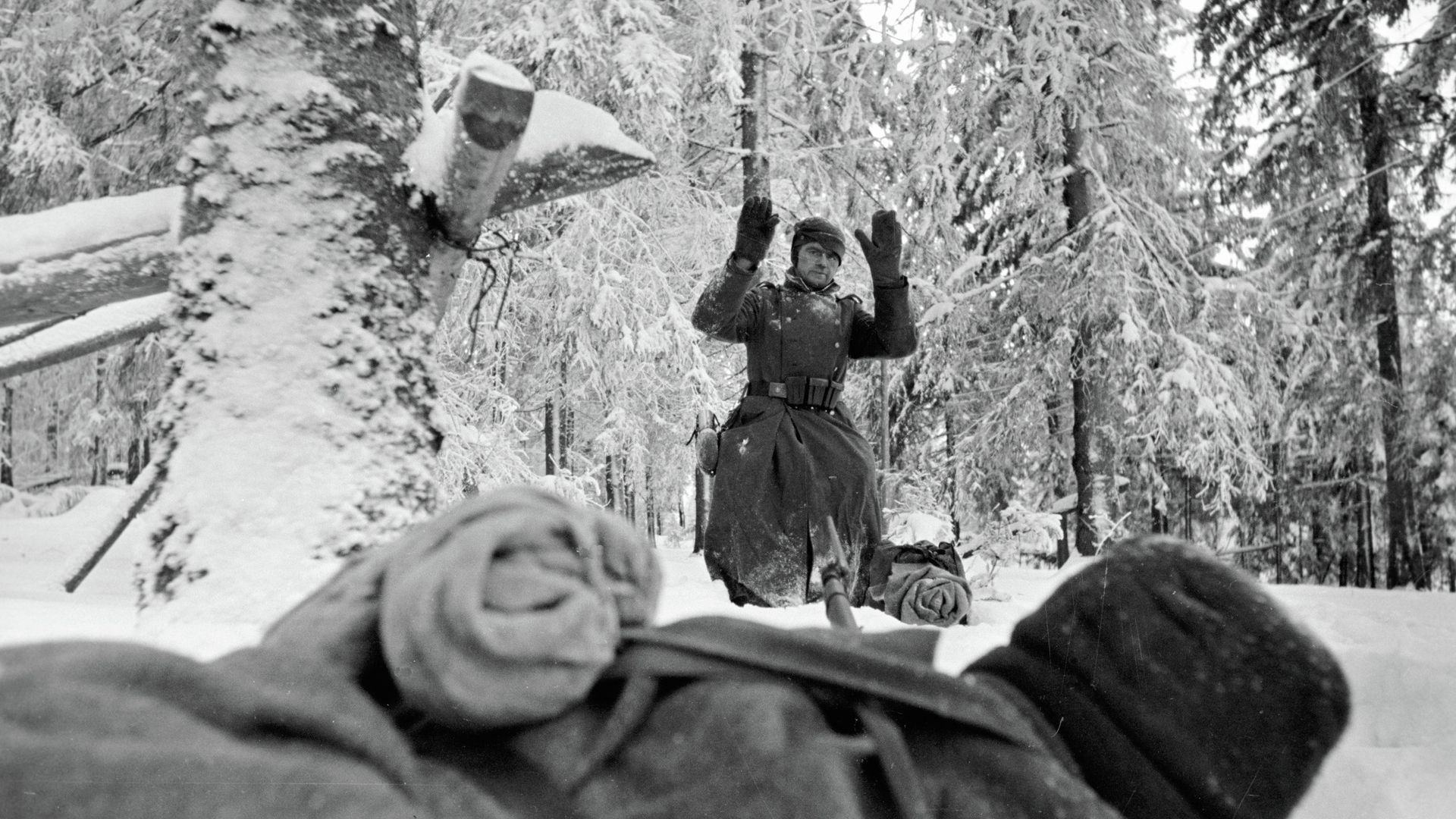 Немецкий солдат выходит из леса с поднятыми вверх руками - РИА Новости, 1920, 20.03.2026