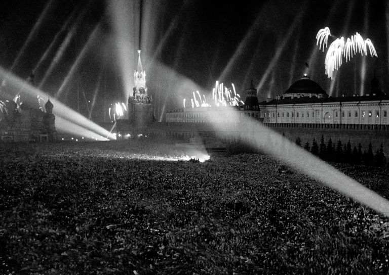 Салют Победы на Красной площади. 9 мая 1945 года Салют Победы на Красной площади. 9 мая 1945 года