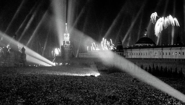 Салют Победы на Красной площади. 9 мая 1945 года. Архив