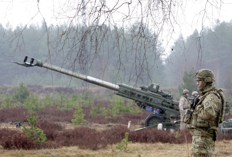 Военнослужащие блока НАТО на полигоне Адажи в Латвии Военнослужащие блока НАТО на полигоне Адажи в Латвии