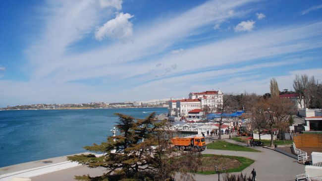 Вид на набережную из отеля Севастополь в Севастополе. Архивное фото Вид на набережную из отеля Севастополь в Севастополе. Архивное фото
