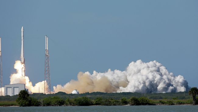 Старт ракеты SpaceX Falcon 9. Архивное фото Старт ракеты SpaceX Falcon 9. Архивное фото