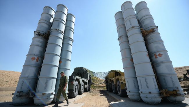 Военнослужащий возле зенитно-ракетн системы С-300ПС. Архивное фото Военнослужащий возле зенитно-ракетн системы С-300ПС. Архивное фото