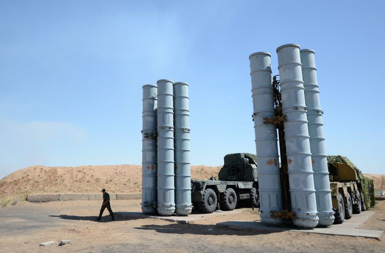 Военнослужащий у зенитно-ракетной системы С-300ПС Военнослужащий у зенитно-ракетной системы С-300ПС