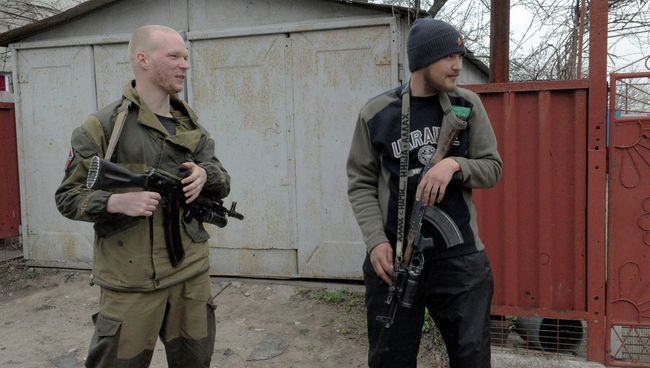 Ополченцы ДНР в деревне Широкино. Архивное фото Ополченцы ДНР в деревне Широкино. Архивное фото