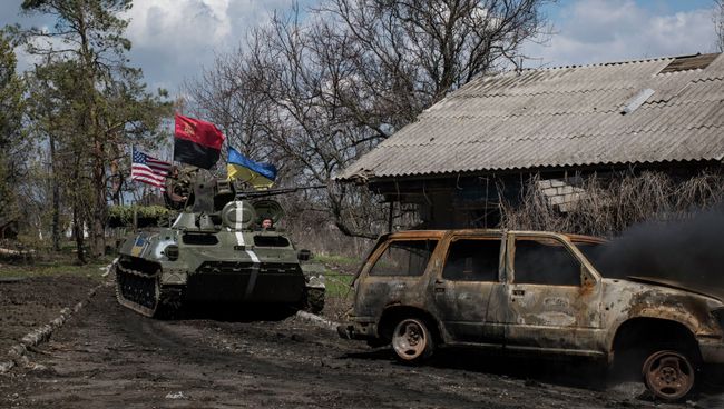Танк ВСУ с флагами Украины, США и Правого сектора возле Широкино, Украина. Архивное фото Танк ВСУ с флагами Украины, США и Правого сектора возле Широкино, Украина. Архивное фото