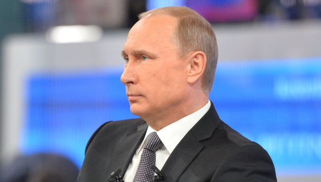 Президент России Владимир Путин отвечает на вопросы россиян в основной студии московского Гостиного двора во время ежегодной специальной программы Прямая линия с Владимиром Путиным Президент России Владимир Путин отвечает на вопросы россиян в основной студии московского Гостиного двора во время ежегодной специальной программы Прямая линия с Владимиром Путиным