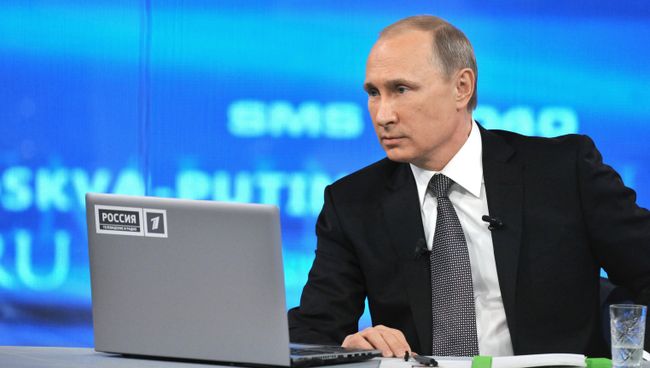 Президент России Владимир Путин отвечает на вопросы россиян в основной студии московского Гостиного двора во время ежегодной специальной программы Прямая линия с Владимиром Путиным