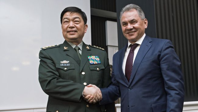 Министр обороны Китайской Народной Республики генерал-полковник Чан Ваньцюань (слева) и министр обороны РФ Сергей Шойгу. Архивное фото Министр обороны Китайской Народной Республики генерал-полковник Чан Ваньцюань (слева) и министр обороны РФ Сергей Шойгу. Архивное фото