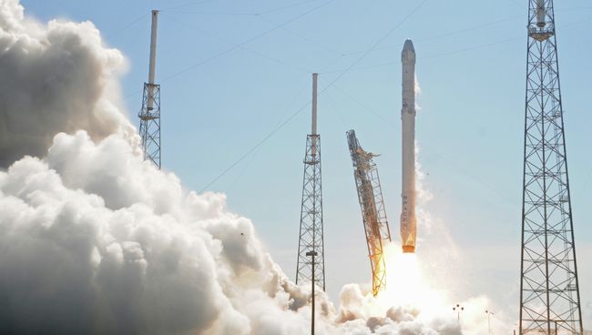 Старт ракеты SpaceX Falcon 9. Архивное фото Старт ракеты SpaceX Falcon 9. Архивное фото