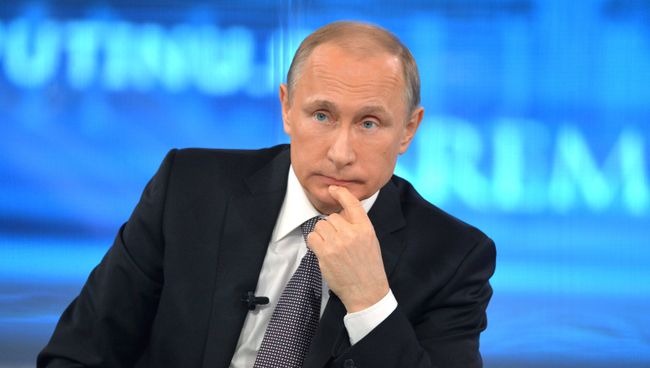 Президент России Владимир Путин в основной студии московского Гостиного двора во время ежегодной специальной программы Прямая линия с Владимиром Путиным