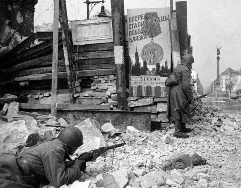 Советские войска ведут бой на улицах Берлина во время Великой Отечественной войны Советские войска ведут бой на улицах Берлина во время Великой Отечественной войны