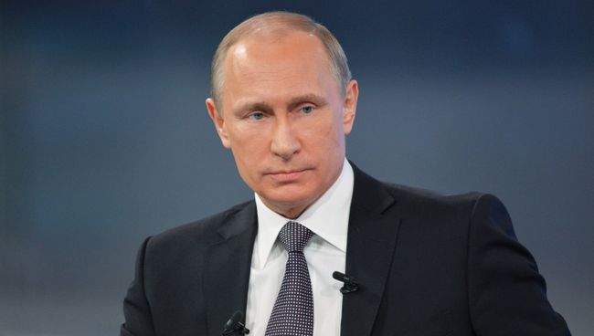 Президент России Владимир Путин отвечает на вопросы россиян во время ежегодной специальной программы Прямая линия с Владимиром Путиным