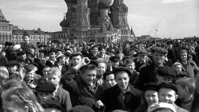 Народное гулянье на Красной площади в честь победы советского народа над фашистской Германией в Великой Отечественной войне. 9 мая 1945 года Народное гулянье на Красной площади в честь победы советского народа над фашистской Германией в Великой Отечественной войне. 9 мая 1945 года