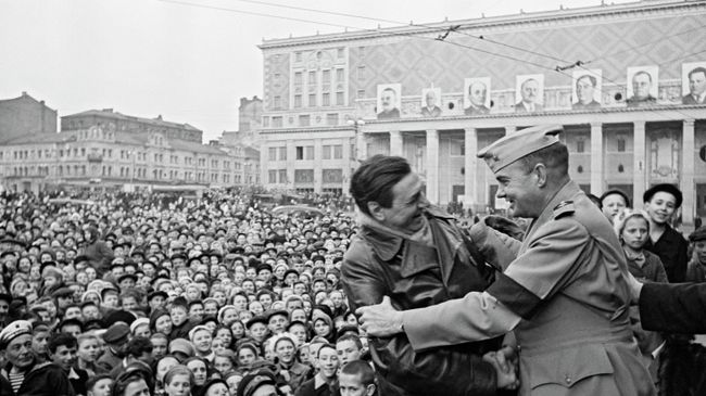 Встреча американских союзников на митинге в Москве на площади Маяковского 9 мая 1945