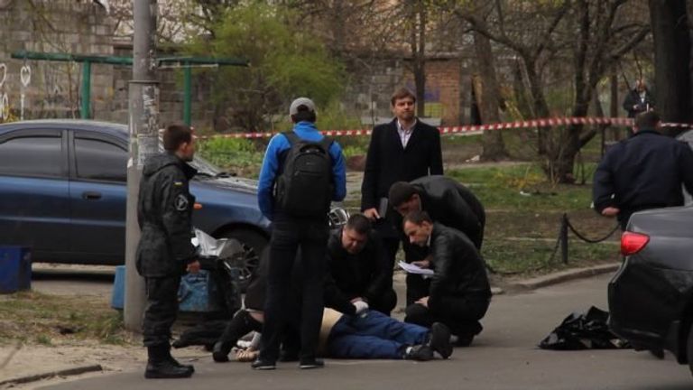 Кадры с места убийства писателя и телеведущего Олеся Бузины в Киеве Кадры с места убийства писателя и телеведущего Олеся Бузины в Киеве