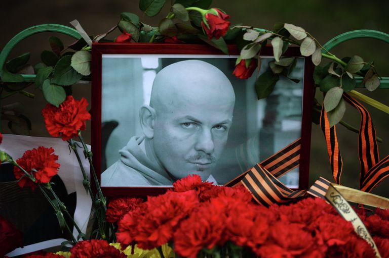 Цветы и свечи у посольства Украины в Москве в память об убитом в Киеве журналисте Олесе Бузине