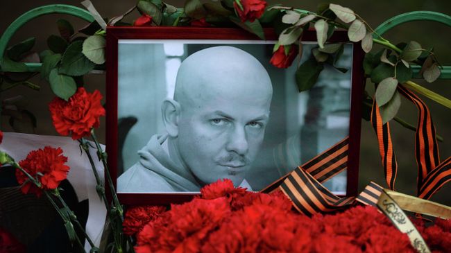 Цветы и свечи у посольства Украины в Москве в память об убитом в Киеве журналисте Олесе Бузине. Апрель 2015 года