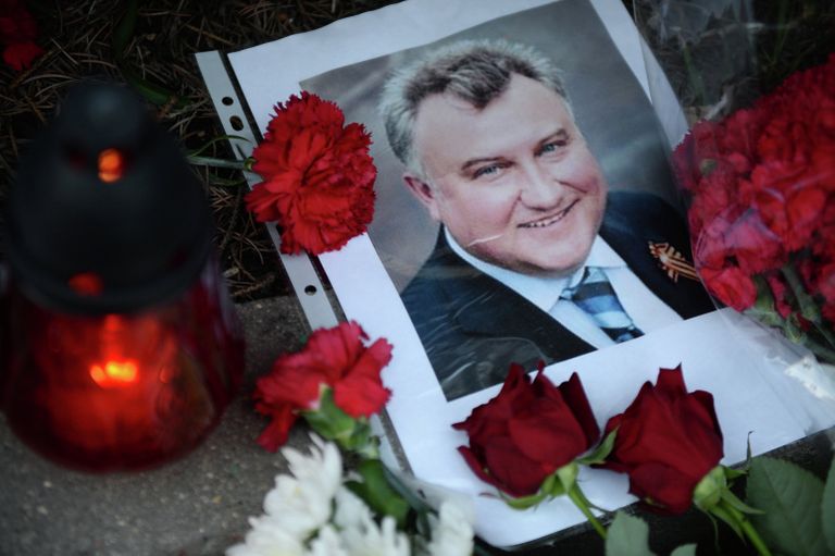 Цветы и свечи у посольства Украины в Москве в память об убитом в Киеве экс-депутате Партии регионов Олеге Калашникове