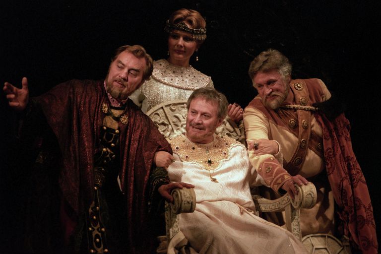 Юрий Соломин в роли Федора Иоанновича (в центре) и Виктор Коршунов в роли Бориса Годунова (слева) в сцене из спектакля Царь Федор Иоаннович. Юрий Соломин в роли Федора Иоанновича (в центре) и Виктор Коршунов в роли Бориса Годунова (слева) в сцене из спектакля Царь Федор Иоаннович.