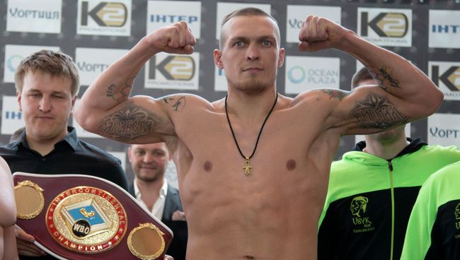 Украинец Александр Усик (справа) защитил титул чемпиона WBO в бою с россиянином Андреем Князевым